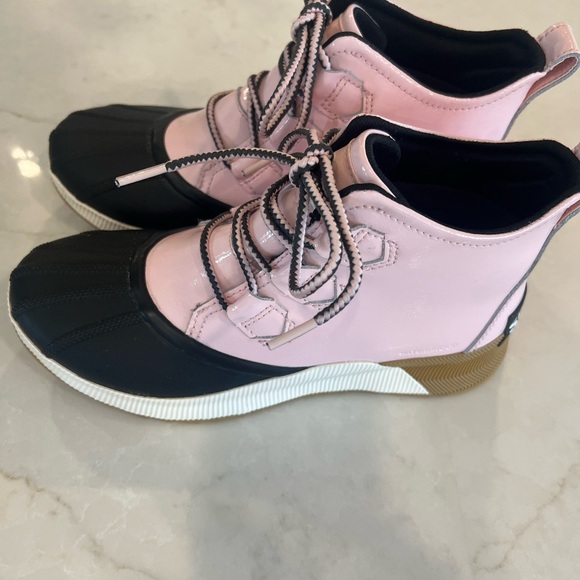 EUC Sorel women’s size 9.5 Pink and Black Out N About Classic Waterproof boots - Picture 2 of 5